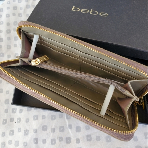 Bebe Logo Alexis NWT Monogram Taupe Brown Zip Around PU Leather Wallet - Picture 3 of 11